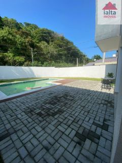 Sobrado Para Vender com 4 quartos 1 suítes no bairro Massaguaçu em Caraguatatuba