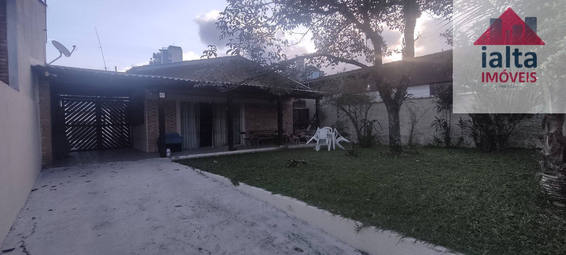 Casa térrea no centro de Caraguatatuba