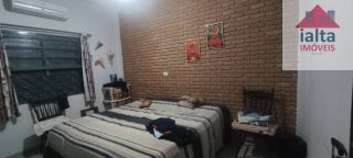 Casa térrea no centro de Caraguatatuba