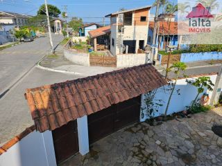 Sobrado Para Venda e Locação com 4 quartos 1 suítes no bairro Massaguaçu em Caraguatatuba