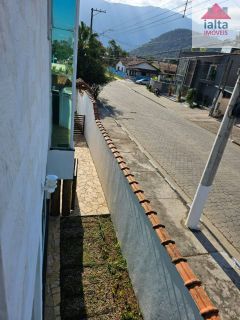 Sobrado Para Venda e Locação com 4 quartos 1 suítes no bairro Massaguaçu em Caraguatatuba