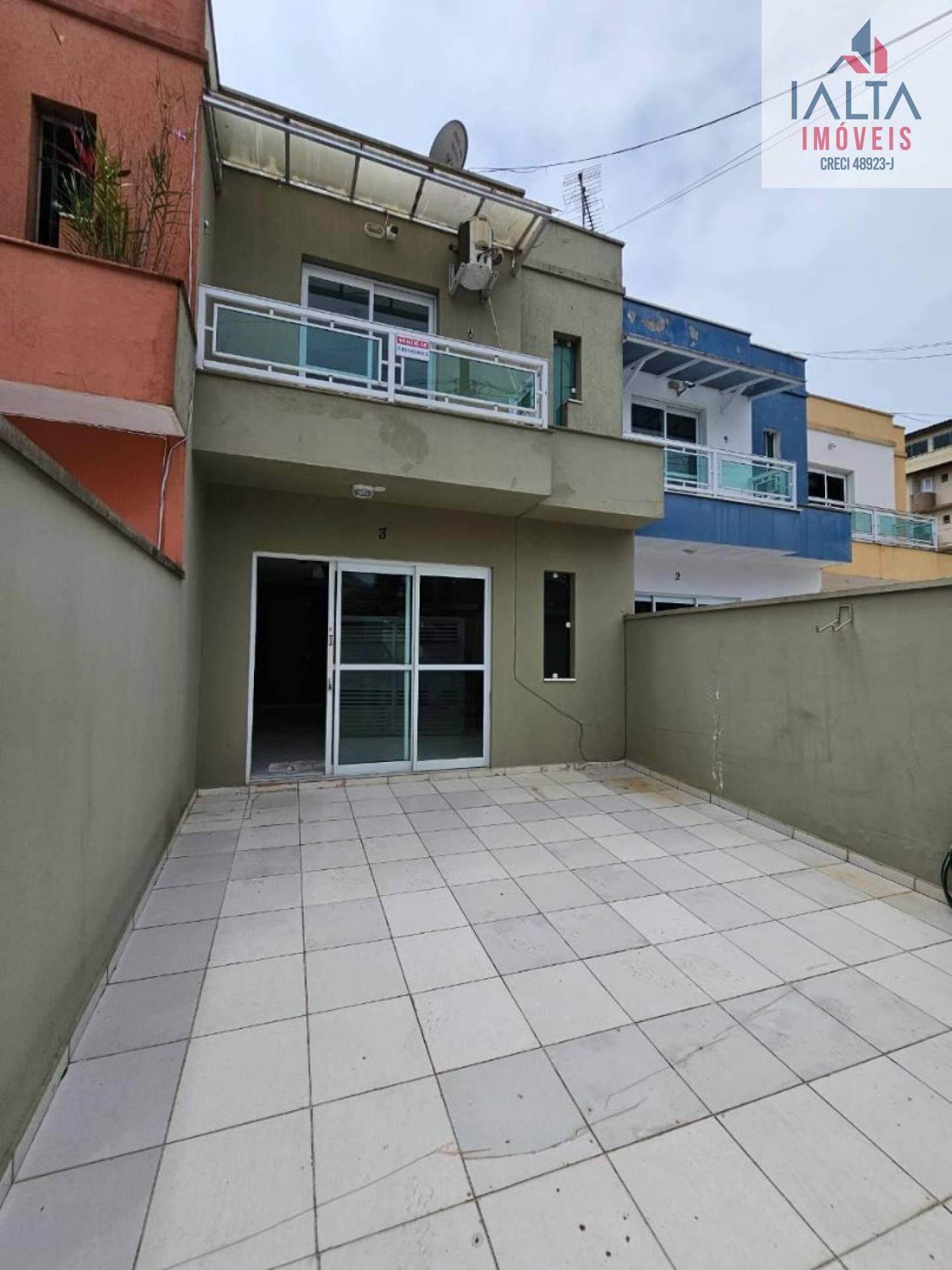 Sobrado Geminado no Itaguá – Localização Privilegiada!