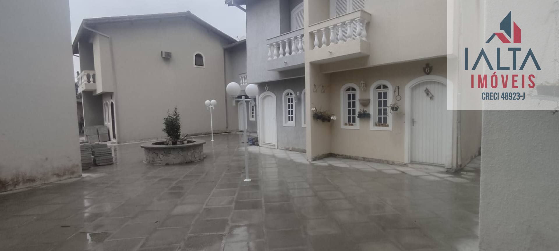 Sobrado em condomínio estilo vila – conforto e praticidade perto das praias