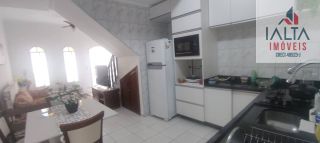 Sobrado em condomínio estilo vila – conforto e praticidade perto das praias