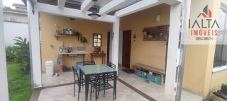 Casa térrea com duas edificações, próxima às praias e cercada pela natureza  Imóvel térreo muito bem localizado, em região tranquila e cercada por belas áreas verdes, a poucos minutos de duas praias encantadoras.