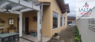 Casa térrea com duas edificações, próxima às praias e cercada pela natureza  Imóvel térreo muito bem localizado, em região tranquila e cercada por belas áreas verdes, a poucos minutos de duas praias encantadoras.