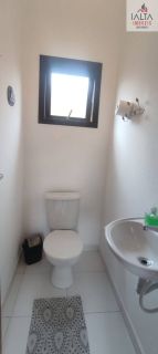 Casa térrea com duas edificações, próxima às praias e cercada pela natureza  Imóvel térreo muito bem localizado, em região tranquila e cercada por belas áreas verdes, a poucos minutos de duas praias encantadoras.