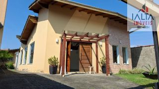 Casa térrea com duas edificações, próxima às praias e cercada pela natureza  Imóvel térreo muito bem localizado, em região tranquila e cercada por belas áreas verdes, a poucos minutos de duas praias encantadoras.