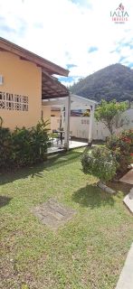 Casa térrea com duas edificações, próxima às praias e cercada pela natureza  Imóvel térreo muito bem localizado, em região tranquila e cercada por belas áreas verdes, a poucos minutos de duas praias encantadoras.