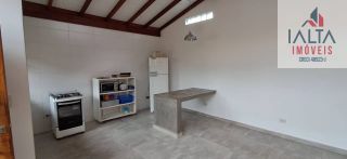 Casa térrea com duas edificações, próxima às praias e cercada pela natureza  Imóvel térreo muito bem localizado, em região tranquila e cercada por belas áreas verdes, a poucos minutos de duas praias encantadoras.