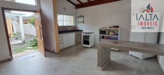 Casa térrea com duas edificações, próxima às praias e cercada pela natureza  Imóvel térreo muito bem localizado, em região tranquila e cercada por belas áreas verdes, a poucos minutos de duas praias encantadoras.