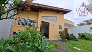 Casa térrea com duas edificações, próxima às praias e cercada pela natureza  Imóvel térreo muito bem localizado, em região tranquila e cercada por belas áreas verdes, a poucos minutos de duas praias encantadoras.
