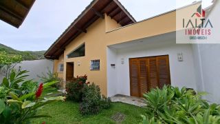 Casa térrea com duas edificações, próxima às praias e cercada pela natureza  Imóvel térreo muito bem localizado, em região tranquila e cercada por belas áreas verdes, a poucos minutos de duas praias encantadoras.
