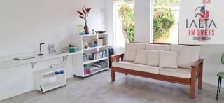 Casa térrea com duas edificações, próxima às praias e cercada pela natureza  Imóvel térreo muito bem localizado, em região tranquila e cercada por belas áreas verdes, a poucos minutos de duas praias encantadoras.