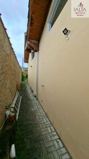 Casa térrea com duas edificações, próxima às praias e cercada pela natureza  Imóvel térreo muito bem localizado, em região tranquila e cercada por belas áreas verdes, a poucos minutos de duas praias encantadoras.