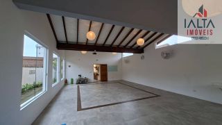 Casa térrea com duas edificações, próxima às praias e cercada pela natureza  Imóvel térreo muito bem localizado, em região tranquila e cercada por belas áreas verdes, a poucos minutos de duas praias encantadoras.