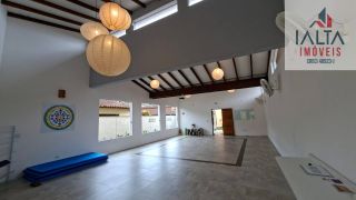 Casa térrea com duas edificações, próxima às praias e cercada pela natureza  Imóvel térreo muito bem localizado, em região tranquila e cercada por belas áreas verdes, a poucos minutos de duas praias encantadoras.