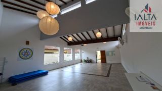 Casa térrea com duas edificações, próxima às praias e cercada pela natureza  Imóvel térreo muito bem localizado, em região tranquila e cercada por belas áreas verdes, a poucos minutos de duas praias encantadoras.