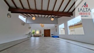 Casa térrea com duas edificações, próxima às praias e cercada pela natureza  Imóvel térreo muito bem localizado, em região tranquila e cercada por belas áreas verdes, a poucos minutos de duas praias encantadoras.