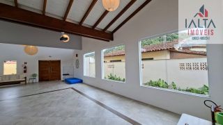 Casa térrea com duas edificações, próxima às praias e cercada pela natureza  Imóvel térreo muito bem localizado, em região tranquila e cercada por belas áreas verdes, a poucos minutos de duas praias encantadoras.