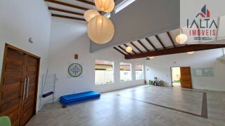 Casa térrea com duas edificações, próxima às praias e cercada pela natureza  Imóvel térreo muito bem localizado, em região tranquila e cercada por belas áreas verdes, a poucos minutos de duas praias encantadoras.