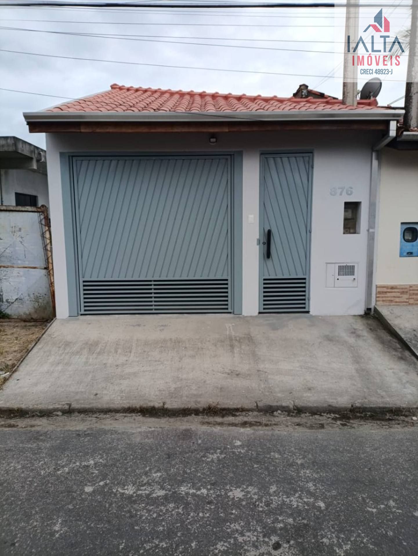 CASA NOVA LINDA COM LOFT NOS FUNDOS