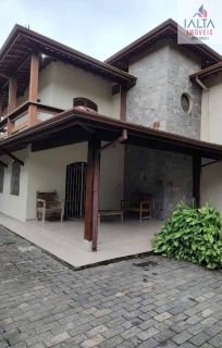 Casa confortável e bem localizada