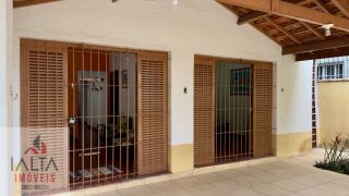 Casa disponível para locação definitiva no Itaguá - A apenas 70 metros do mar!