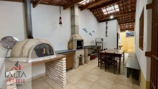 Casa disponível para locação definitiva no Itaguá - A apenas 70 metros do mar!