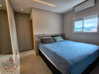 Linda cobertura espaçosa com localização privilegiada!