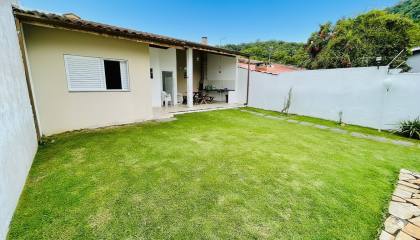 Charmosa casa com 3 dormitórios na Praia das Toninhas