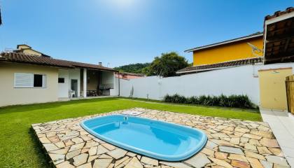 Charmosa casa com 3 dormitórios na Praia das Toninhas