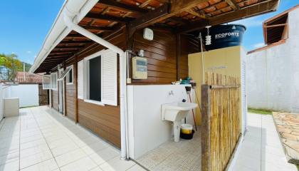 Charmosa casa com 3 dormitórios na Praia das Toninhas