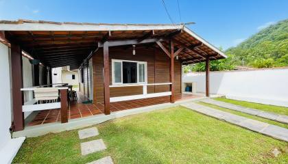 Charmosa casa com 3 dormitórios na Praia das Toninhas