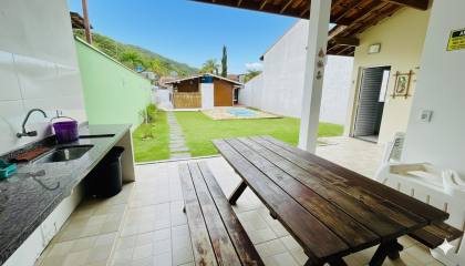 Charmosa casa com 3 dormitórios na Praia das Toninhas