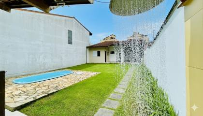Charmosa casa com 3 dormitórios na Praia das Toninhas