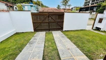 Charmosa casa com 3 dormitórios na Praia das Toninhas