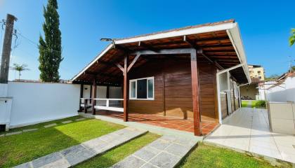 Charmosa casa com 3 dormitórios na Praia das Toninhas