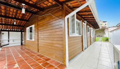 Charmosa casa com 3 dormitórios na Praia das Toninhas