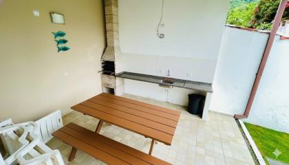 Charmosa casa com 3 dormitórios na Praia das Toninhas