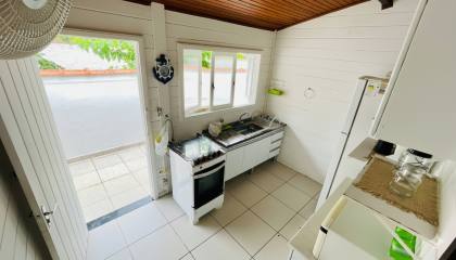 Charmosa casa com 3 dormitórios na Praia das Toninhas