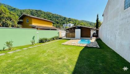 Charmosa casa com 3 dormitórios na Praia das Toninhas