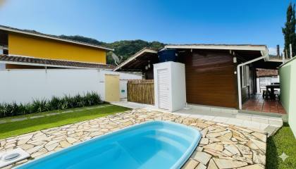 Charmosa casa com 3 dormitórios na Praia das Toninhas