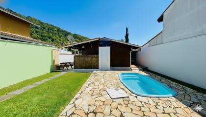 Charmosa casa com 3 dormitórios na Praia das Toninhas