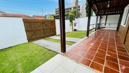 Charmosa casa com 3 dormitórios na Praia das Toninhas