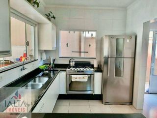 Linda Casa em Ubatuba – 4 Suítes, Área Gourmet e Apenas 350m da Praia
