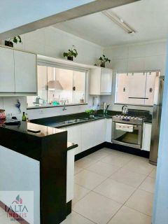 Linda Casa em Ubatuba – 4 Suítes, Área Gourmet e Apenas 350m da Praia