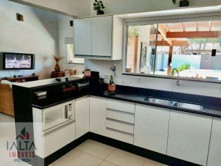 Linda Casa em Ubatuba – 4 Suítes, Área Gourmet e Apenas 350m da Praia