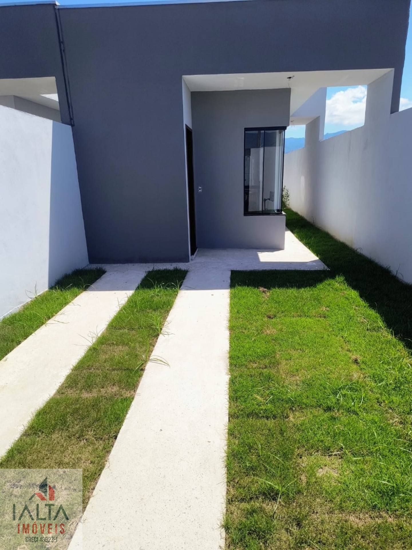 Casa Para Vender com 2 quartos 2 suítes no bairro golfinhos em Caraguatatuba