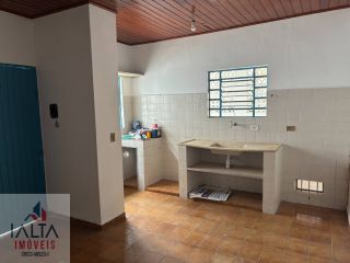 Galpão Comercial com 300m², Mezanino e Casa nos Fundos em Excelente Localização no Itaguá